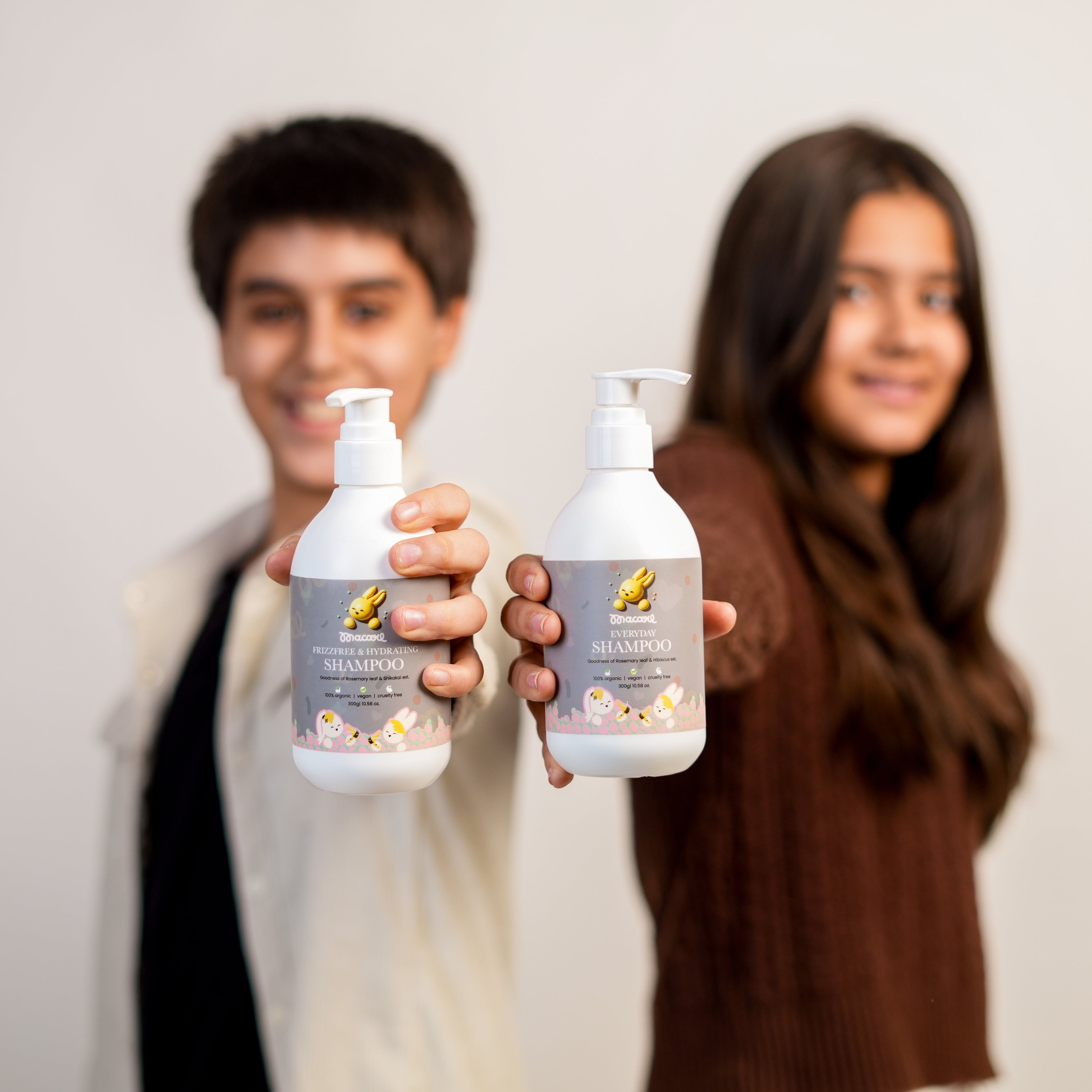 FRIZZFREE AND HYDRATING SHAMPOO (300 ML)